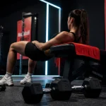 Femme musclee mais pas trop en salle de sport, hip thrust pour tonus et galbe
