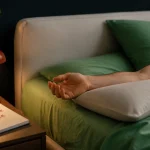 Position pour soulager tendinite épaule : dormir sur le dos, bras calé, épaule relâchée